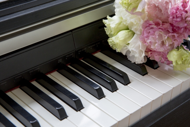 鍵盤に花束の画像